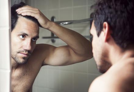 Pán sledující účinky Minoxidilu